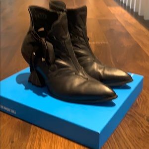 John Fluevog Jodie black size 8.5 booties